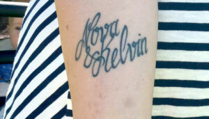 sueca-cambia-nombre-de-hijo-por-tatuaje
