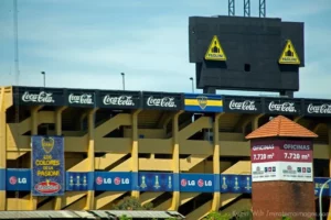 anuncios coca cola en La Bombonera blanco y negro